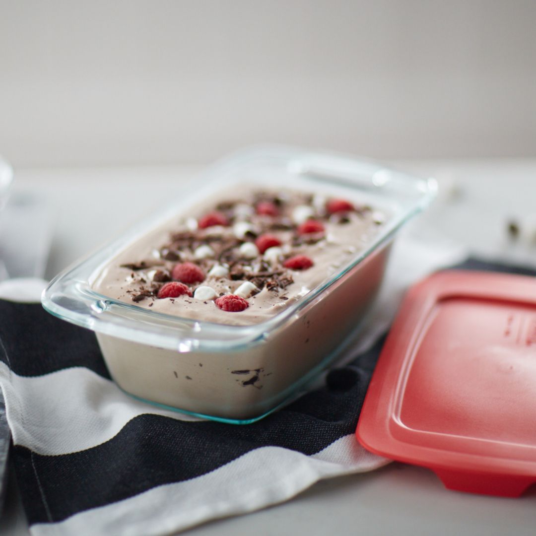 Pyrex? Easy Grab? 1.5-quart Glass Loaf Pan with Red Lid - Image 2